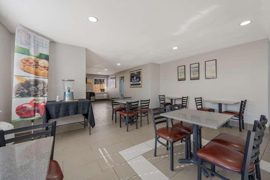 Quality Inn University Area فارمفيل المطعم الصورة